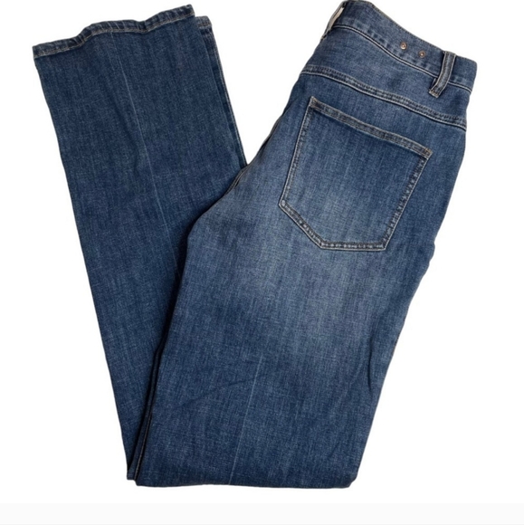 CAbi Denim - The Cabi 5th Avenue Jean has a slim fit with a gentle flare at the hemlines.